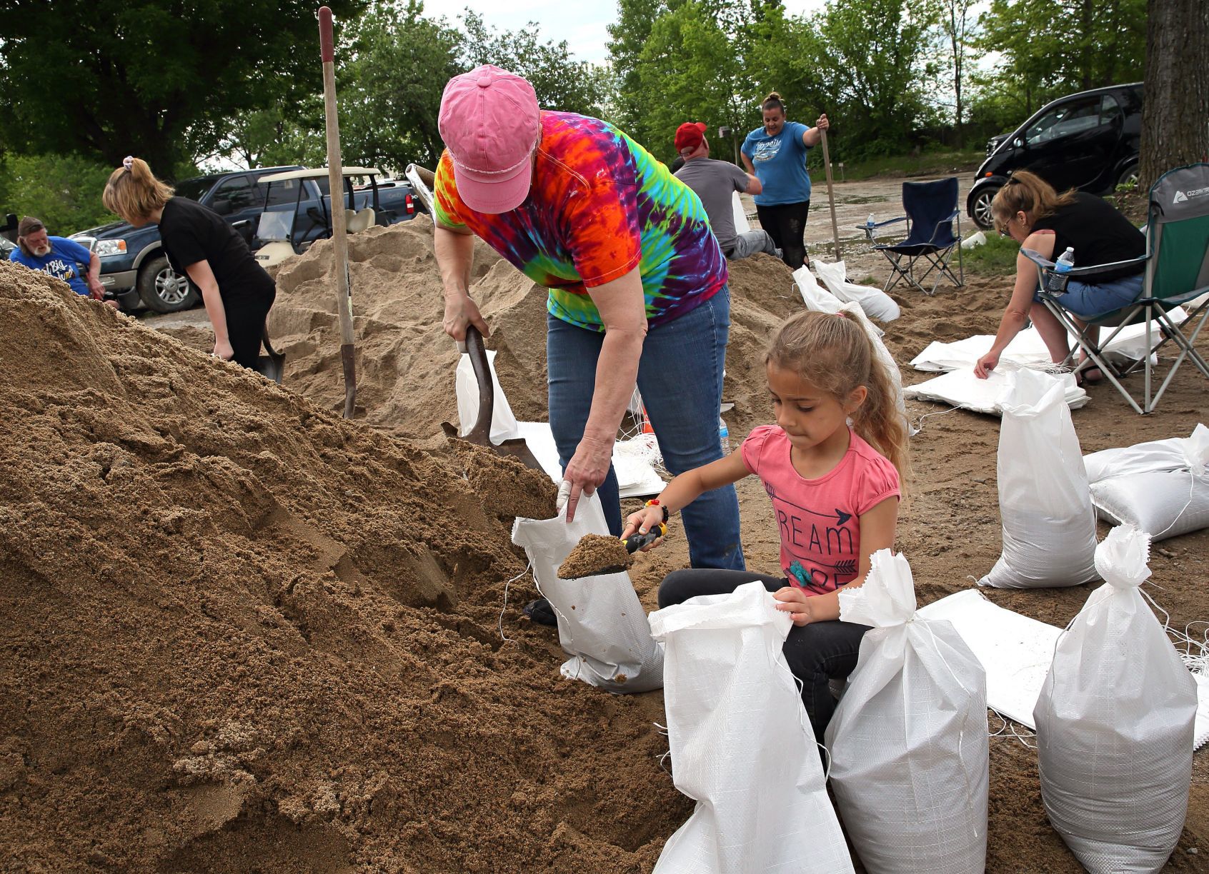 Sandbagging leaking levee in O'Fallon